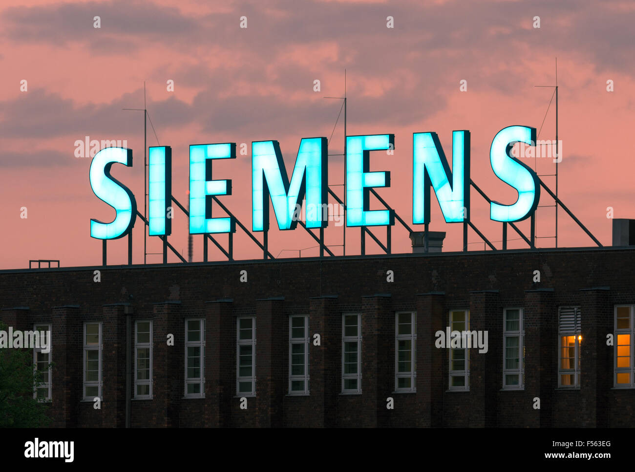 02.06.2015, Berlin, Berlin, Deutschland - dieses Gebäude am Siemensdamm, wo seit Jahrzehnten die Lichtwerbung befestigt ist, Siemens verkauft worden ist. Siemens betreibt kontinuierlich aus dem Bezirk Rücken bald, den die Lichter ausgehen, wenn es Nacht in Siemensstadt ist? EBS150602D661CARO. JPG [MODEL-RELEASE: nicht zutreffend, PROPERTY RELEASE: kein (c) Caro Fotoagentur / Bodo Schulz, Friedrich-Karl-Str. 13, 12103 Bln., Tel. EBS150602D661CAROEX. JPG - nicht für den Verkauf in G E R M A N Y, A U S T R I A S W I T Z E R L A N D [MODEL-RELEASE: nicht anwendbar, PROPERTY-RELEASE: kein (C) Caro Fotoagentur / Schulz, http://www.ca Stockfoto