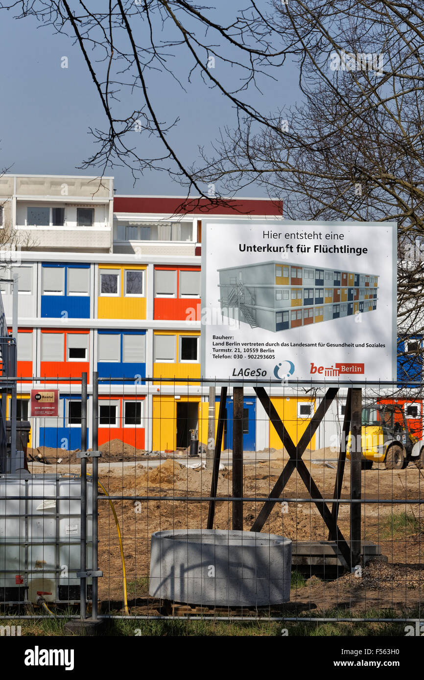 10.04.2015, Berlin, Berlin, Deutschland - In den Bezirk Berlin-Pankow Buch öffnet die zweite von sechs Containerdoerfern für insgesamt rund 2.000 Flüchtlinge. Das Berliner Landesamt für Gesundheit und Soziales errichteten Containerdorf besteht aus drei Häusern für 480 Einwohner und befindet sich in einem m Grün inmitten einer Wohnsiedlung. Das Bild zeigt das Bauschild, zwei Containerhaeuser und das angrenzende Wohngebiet. EJH150410D212CAROEX. JPG - nicht für den Verkauf in G E R M A N Y, A U S T R I A S W I T Z E R L A N D [MODEL-RELEASE: nicht anwendbar, PROPERTY-RELEASE: kein (C) Caro Fotoagentur / Stockfoto