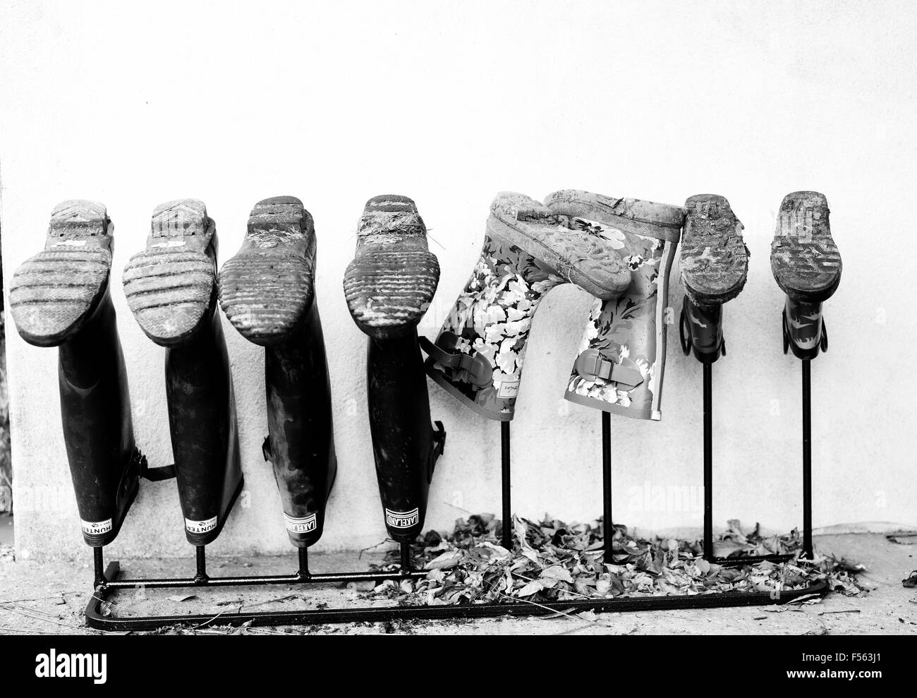 Eine Sammlung von Wellington boots auf einem Gestell. Stockfoto