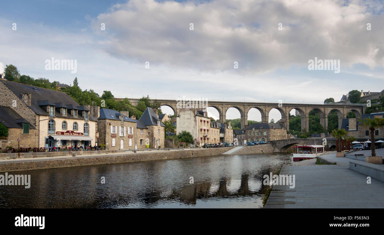 Viadukt und Brücke über den Fluss Rance am Hafen von Dinan, Bretagne, Frankreich Stockfoto