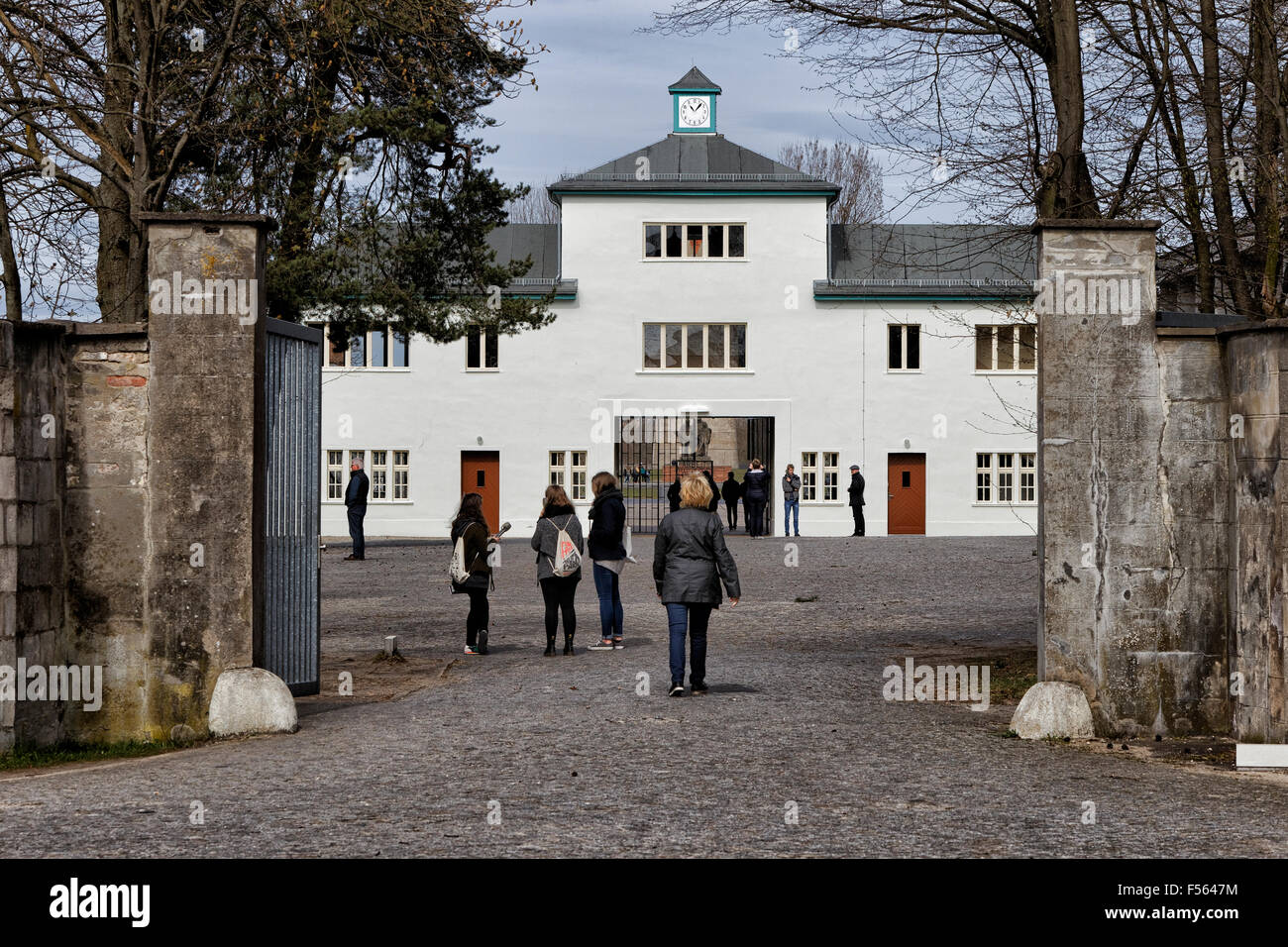 14.04.2015, Oranienburg, Brandenburg, Deutschland - Denkmal auf dem Gelände des ehemaligen NS-Konzentrationslager Sachsenhausen in Oranienburg in der Nähe von Berlin-Bezirk mit dem gleichen Namen. Das Bild zeigt dem Haupttor des Lagers, dessen Netz die Aufschrift Arbeit Macht tragen lässig, bevor Besucher der Gedenkstätte. EJH150414D236CAROEX. JPG - nicht für den Verkauf in G E R M A N Y, A U S T R I A S W I T Z E R L A N D [MODEL-RELEASE: Nein, PROPERTY-RELEASE: kein (C) Caro Fotoagentur / Heinrich, http://www.caro-images.pl, info@carofoto.pl - bei das Bild nicht-journalistischen Zwecken verwenden, kontaktieren Sie bitte t Stockfoto