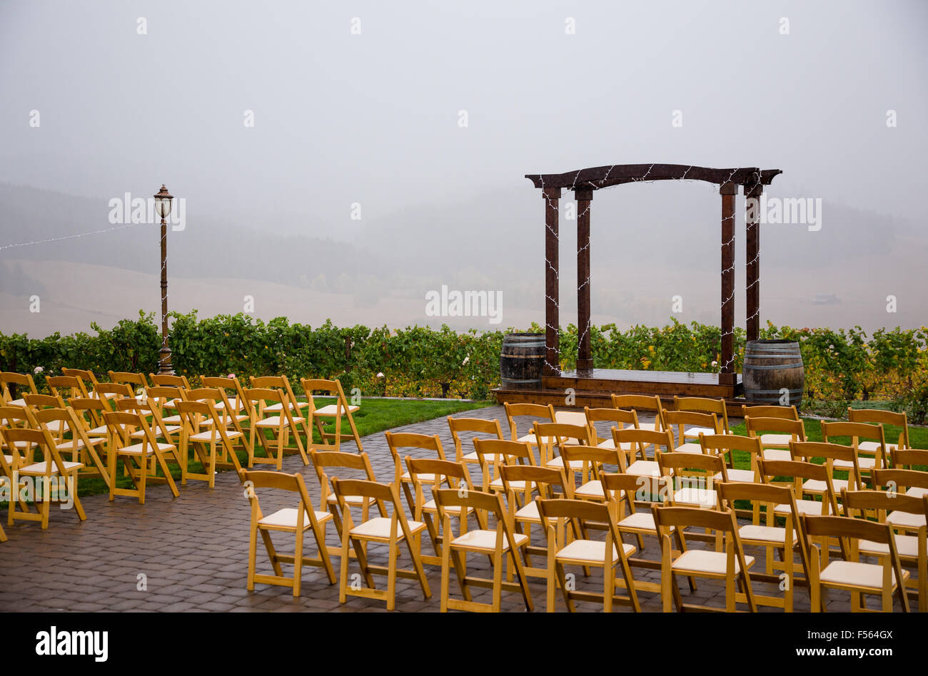 Hochzeit mit Festakt in der Mitte eines regen Sturm. Stockfoto