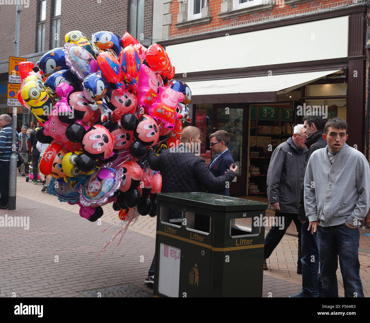 Mann, Verkauf von Luftballons auf der Straße. Stockfoto