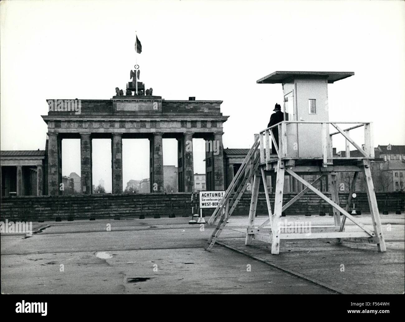 25. Dezember 1967 - keine Weitergabe-Papiere für West-Berliner Einwohner: West-Berliner Einwohner nicht vorbei-Papiere in diesem Jahr bekommen. Sie sind nicht in der Lage, ihre Beziehungen zu Weihnachten und den Jahreswechsel in der geteilten Stadt zu besuchen. Nur Menschen aus West-Deutschland haben die Chance, sie zu sehen, aber es scheint, dass es gibt nicht viele Menschen haben diesen Wunsch. Am späteren Nachmittag des 25.12.67 weitergeleitet nicht mehr als 633 Personen der Heinrich-Heine-Checkpoint über Ost-Berlin. Foto zeigt Weihnachten ist in den anderen Teil Berlins-ein Weihnachtsbaum unter dem Brandenburger Tor in Ostberlin. ( Stockfoto