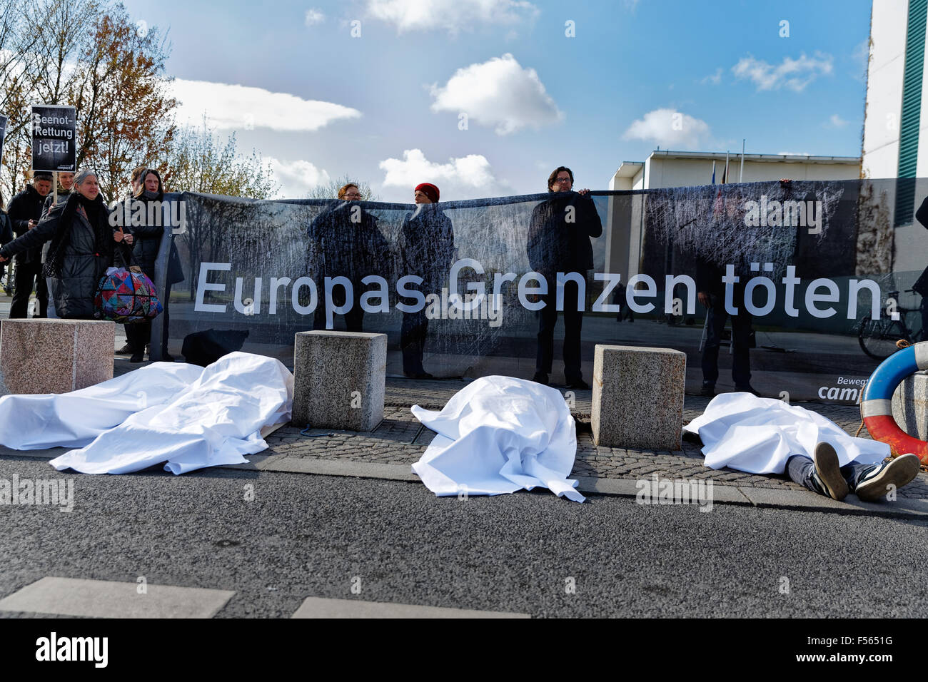 22.04.2015, Berlin, Berlin, Deutschland - Protest gegen EU-Flüchtlingspolitik und die Haltung der Bundesregierung vor dem Kanzleramt anlässlich der wöchentlichen Sitzung der Regierung. Im Bild Mitglieder des Aktionsbuendnisses Campac zurückgetretenen erinnert Leichentuecher Blätter vor ein Banner, Europas Grenzen zu töten. EJH150422D299CAROEX. JPG - nicht für den Verkauf in G E R M A N Y, A U S T R I A S W I T Z E R L A N D [MODEL-RELEASE: Nein, PROPERTY-RELEASE: kein (C) Caro Fotoagentur / Heinrich, http://www.caro-images.pl, info@carofoto.pl - bei der Verwendung des Bildes für nicht-Journ Stockfoto