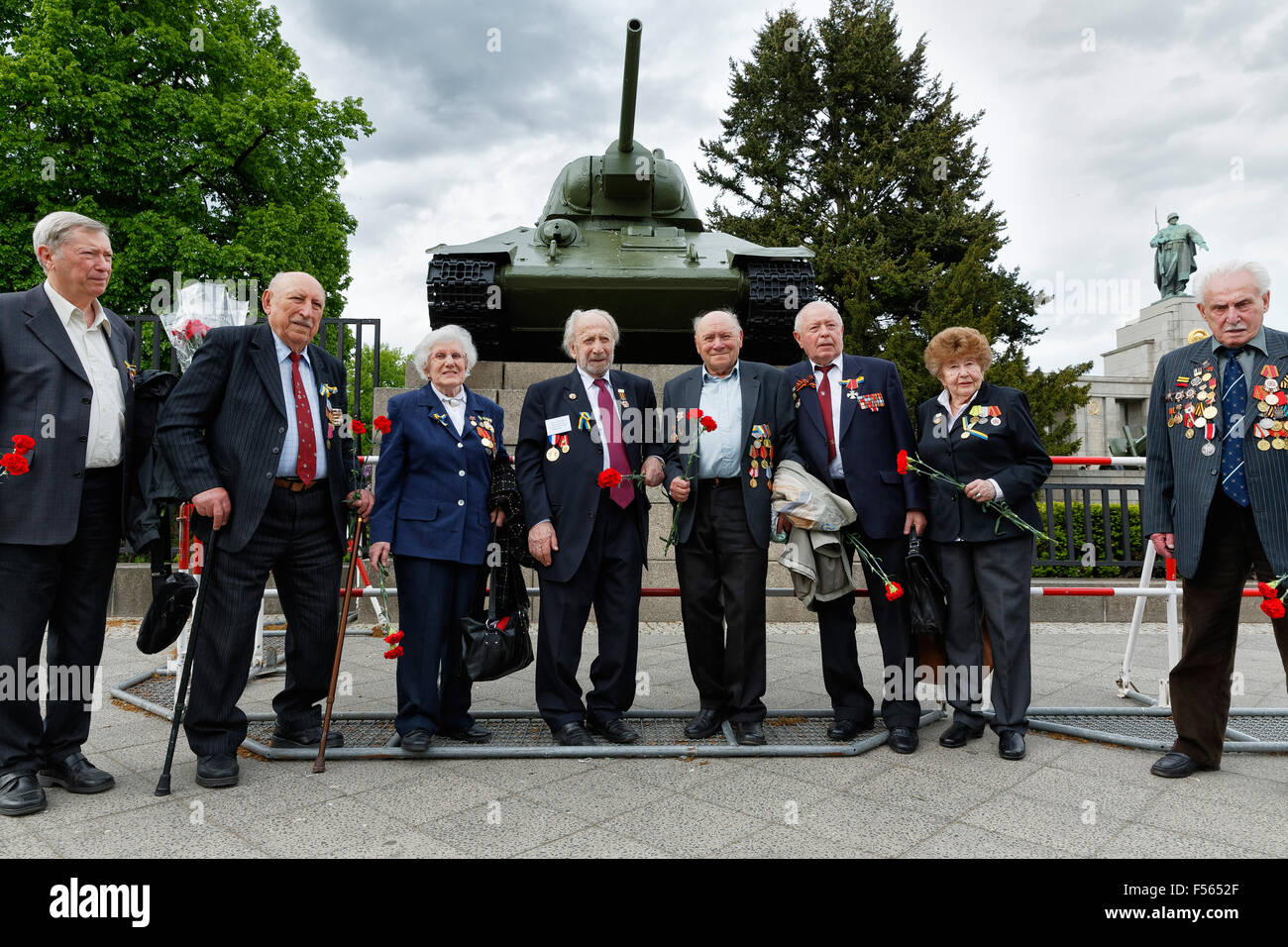 08.05.2015, Berlin, Berlin, Deutschland - Sowjetische Ehrenmal im Tiergarten am Tag der Befreiung. Rote Armee-Veteranen aus der modernen Ukraine, ihrer gefallenen Kameraden zu Ehren. EJH150506D025CAROEX. JPG - nicht für den Verkauf in G E R M A N Y, A U S T R I A S W I T Z E R L A N D [MODEL-RELEASE: Nein, PROPERTY-RELEASE: kein (C) Caro Fotoagentur / Heinrich, http://www.caro-images.pl, info@carofoto.pl - bei der Verwendung von des Bilds nicht-journalistischen Zwecken kontaktieren Sie bitte die Agentur - das Bild unterliegt GEMA!] Stockfoto