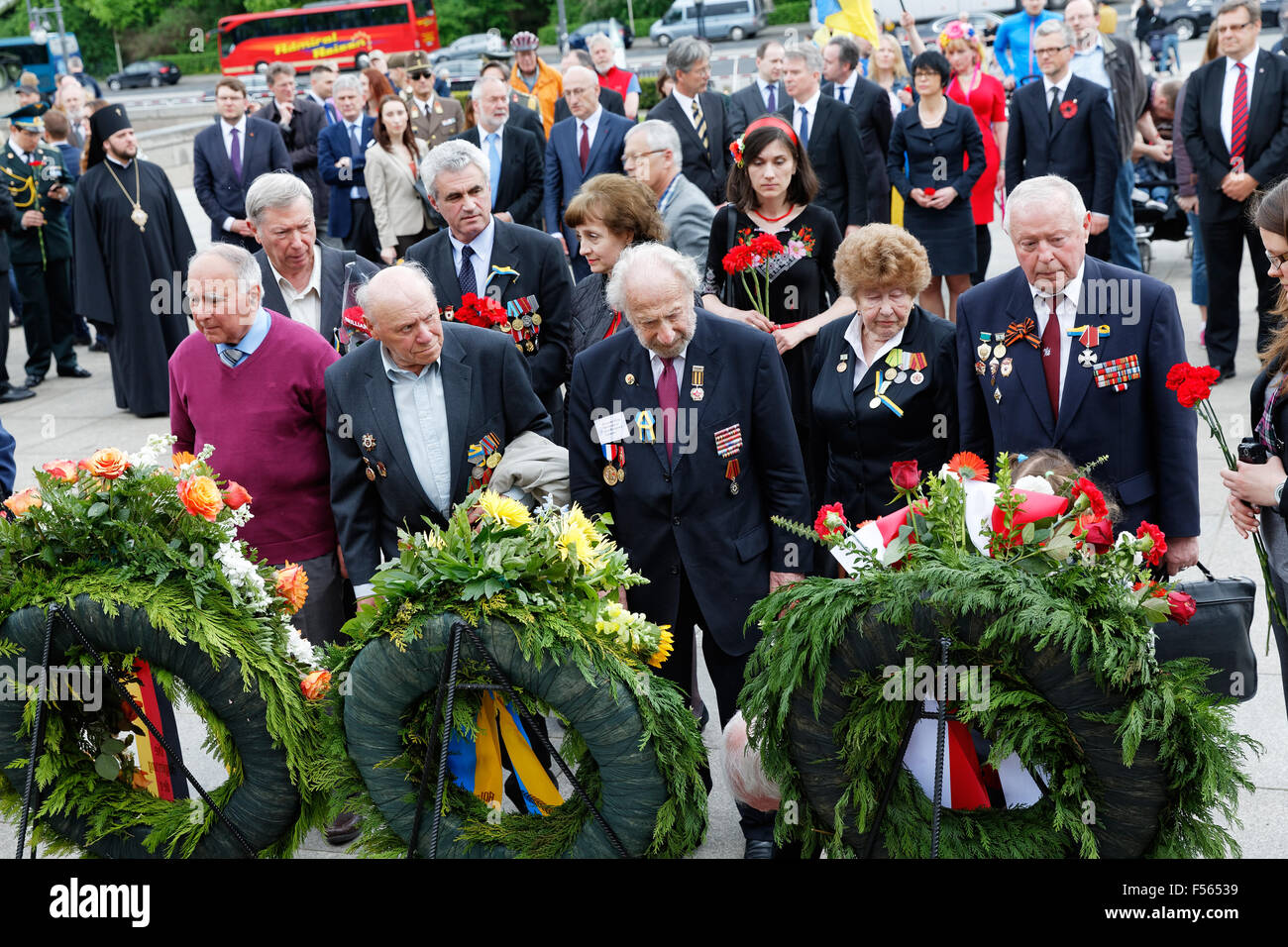 08.05.2015, Berlin, Berlin, Deutschland - Sowjetische Ehrenmal im Tiergarten am Tag der Befreiung. Rote Armee-Veteranen aus der modernen Ukraine, ihrer gefallenen Kameraden zu Ehren. EJH150506D038CAROEX. JPG - nicht für den Verkauf in G E R M A N Y, A U S T R I A S W I T Z E R L A N D [MODEL-RELEASE: Nein, PROPERTY-RELEASE: kein (C) Caro Fotoagentur / Heinrich, http://www.caro-images.pl, info@carofoto.pl - bei der Verwendung von des Bilds nicht-journalistischen Zwecken kontaktieren Sie bitte die Agentur - das Bild unterliegt GEMA!] Stockfoto