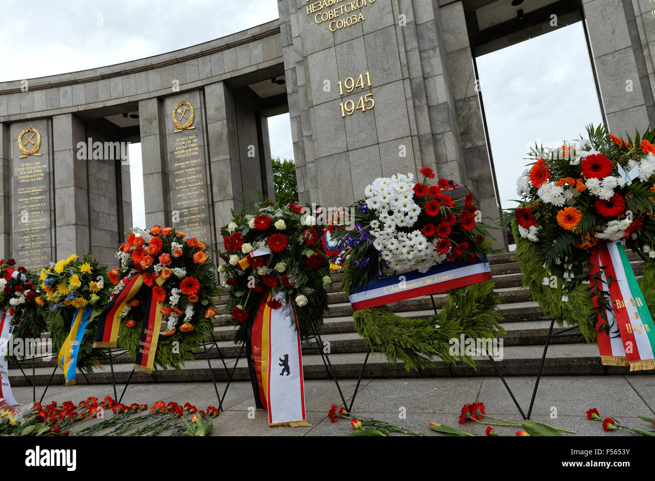 08.05.2015, Berlin, Berlin, Deutschland - Sowjetische Ehrenmal im Tiergarten am Tag der Befreiung. EJH150506D045CAROEX. JPG - nicht für den Verkauf in G E R M A N Y, A U S T R I A S W I T Z E R L A N D [MODEL-RELEASE: nicht anwendbar, PROPERTY-RELEASE: kein (C) Caro Fotoagentur / Heinrich, http://www.caro-images.pl, info@carofoto.pl - bei der Verwendung von des Bilds nicht-journalistischen Zwecken kontaktieren Sie bitte die Agentur - das Bild unterliegt GEMA!] Stockfoto