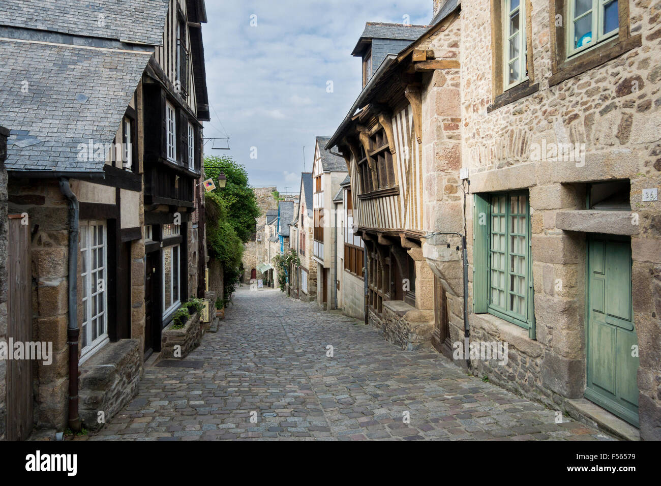 Nach unten gerichtete Blick auf einer gepflasterten Straße in Dinan, Bretagne, Frankreich mit mittelalterlichen Häusern beiderseits Stockfoto