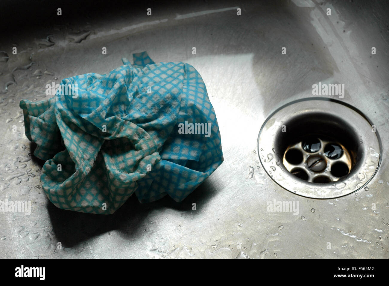 Abfluss in Küche Spüle mit schmutzigen Spültuch Stockfoto