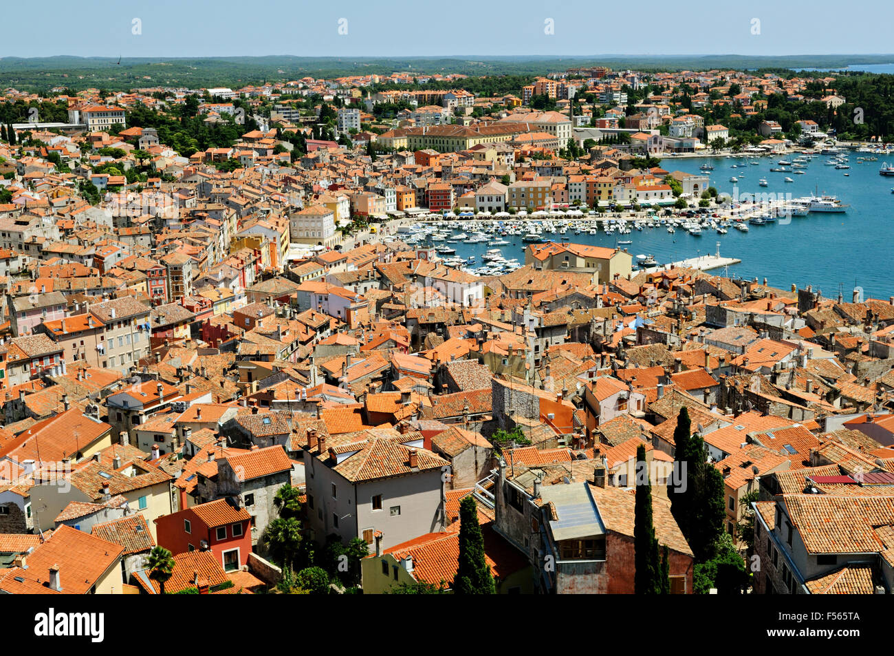 Altstadt und Hafen von Rovinj gesehen von der Bell Tower der Heiligen Euphemia Basilika, Istrien, Kroatien Stockfoto