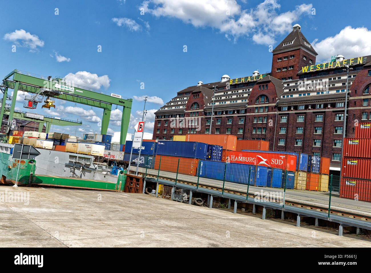 10.06.2015, Berlin, Berlin, Deutschland - Containerterminal im Berliner Westhafen, die von der Berliner Hafen- und Lagerhaus Staatsunternehmen BEHALA betrieben wird. EJH150610D668CAROEX. JPG - nicht für den Verkauf in G E R M A N Y, A U S T R I A S W I T Z E R L A N D [MODEL-RELEASE: nicht anwendbar, PROPERTY-RELEASE: kein (C) Caro Fotoagentur / Heinrich, http://www.caro-images.pl, info@carofoto.pl - bei der Verwendung von des Bilds nicht-journalistischen Zwecken kontaktieren Sie bitte die Agentur - das Bild unterliegt GEMA!] Stockfoto