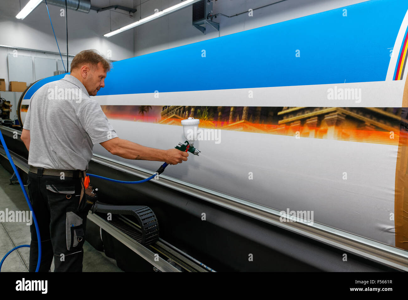 19.06.2015, Potsdam, Brandenburg, Deutschland - Brandenburgs Economics Minister Albrecht Gerber (SPD) besuchten großen Bild Systems Deutschland GmbH, weltweit derzeit größten Textil Drucker INFINITUS entwickelt hat und die Innovation Award Berlin-Brandenburg im Jahr 2014 zu gewährleisten erhielt. Der Drucker gedruckte Materialien nahtlos mit digitalen Bildern auf maximal 12 Meter breit und 60 Meter lang und andere für Bühnen, Ausstellungen und Haeuserfassaden. Angesichts der großen Drucker INFINITUS beim Drucken von einem Netz aus Stoff. EJH150619D725CAROEX. JPG - nicht für den Verkauf in G E R M A N Y, A U S T R I A S W I T Stockfoto