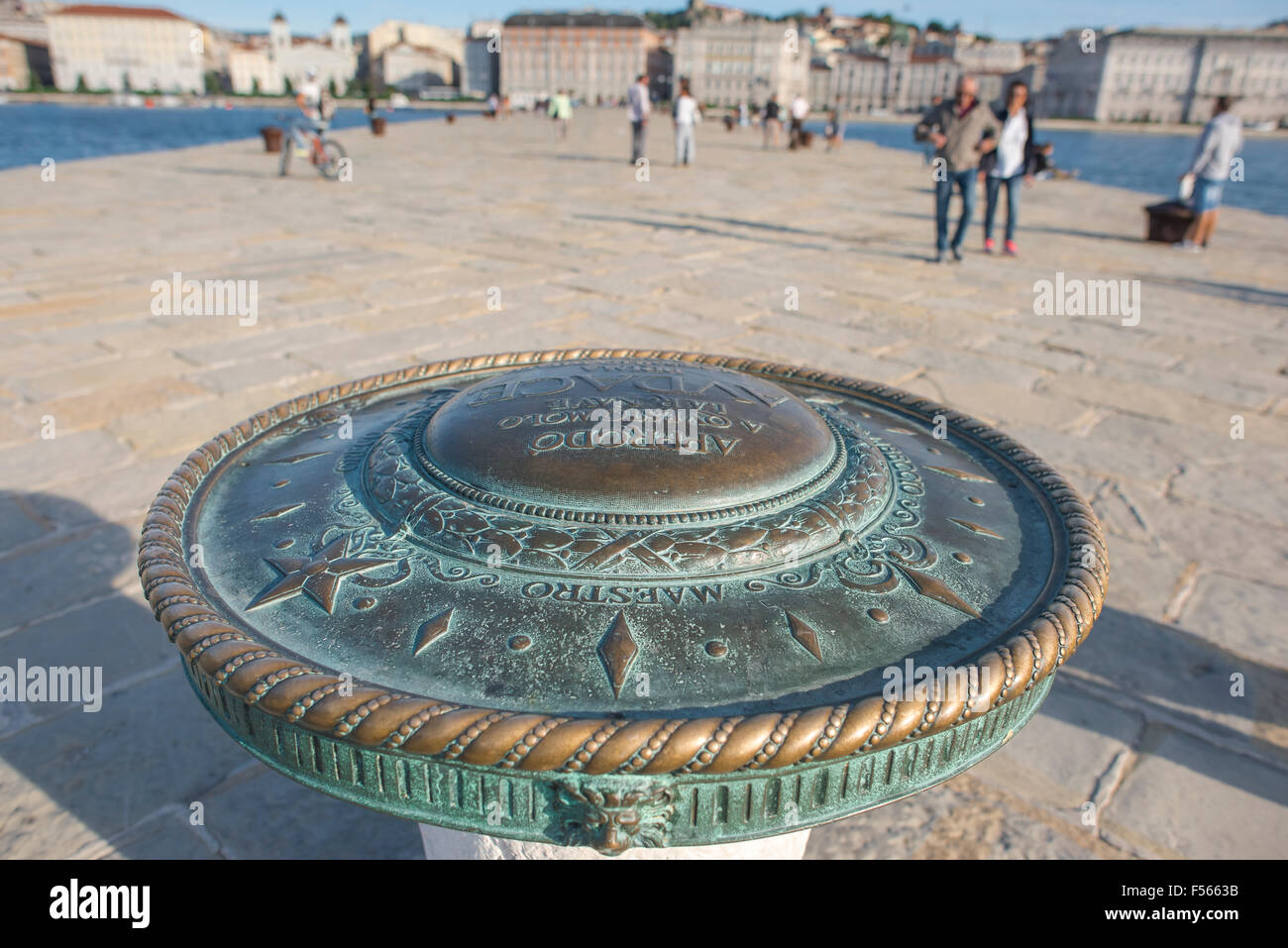 Triest molo Audace Kompass, Blick auf eine Messingwindrose, die die Stelle markiert, an der das Audace Torpedoschiff im Hafen im 1. Weltkrieg in Triest, Italien, anlegte Stockfoto