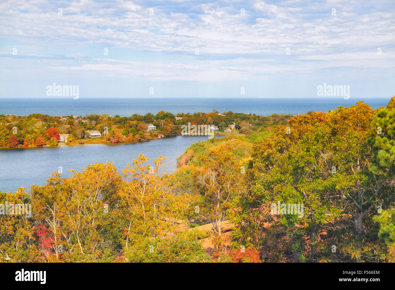 Vogelperspektive, dass Scargo See und Cape Cod Bay mit Laub von Scargo Turm Dennis Cape Cod, Massachusetts, blauen Himmel gesehen fallen Stockfoto