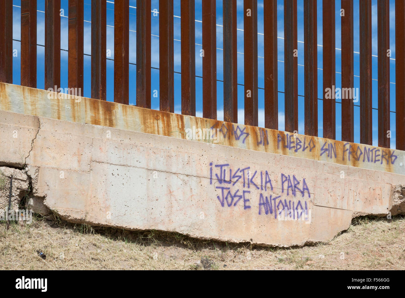 Nogales, Mexiko - Graffiti auf der mexikanischen Seite des Grenzzauns in der Nähe der Stelle, wo ein Border Patrol Agent Jose Antonio getötet Stockfoto
