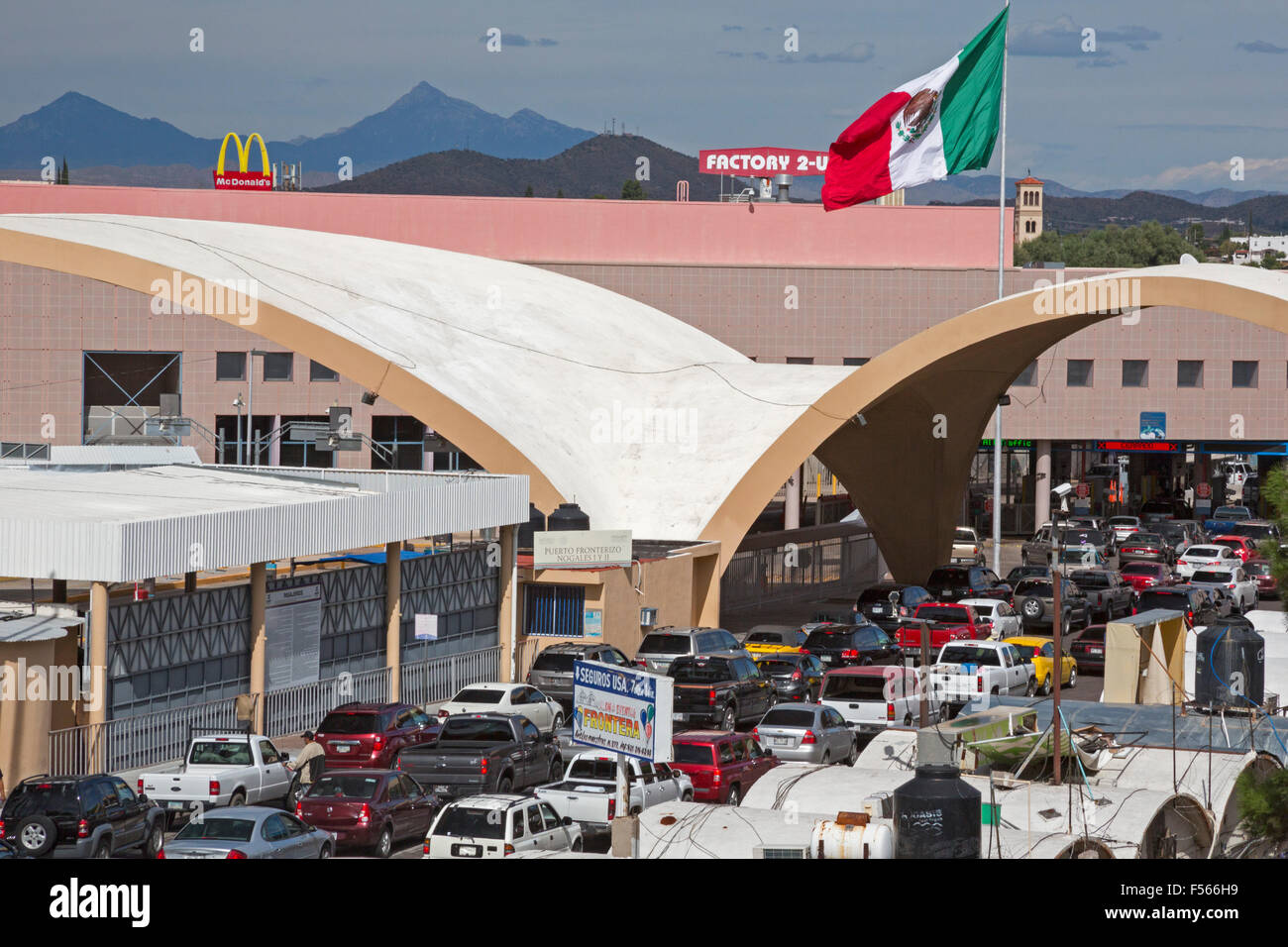 Nogales, Sonora Mexiko - Autos warten Einreise in die USA am Grenzübergang Grand Avenue (oder DeConcini). Stockfoto