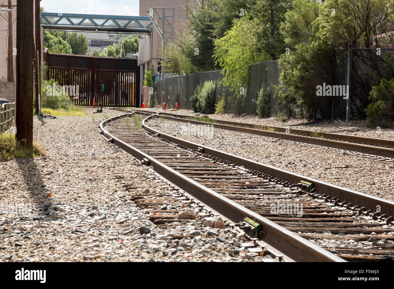 Nogales, Arizona - Schienen ein Zaun-Blöcke an der internationalen Grenze Corssing in Mexiko. Stockfoto
