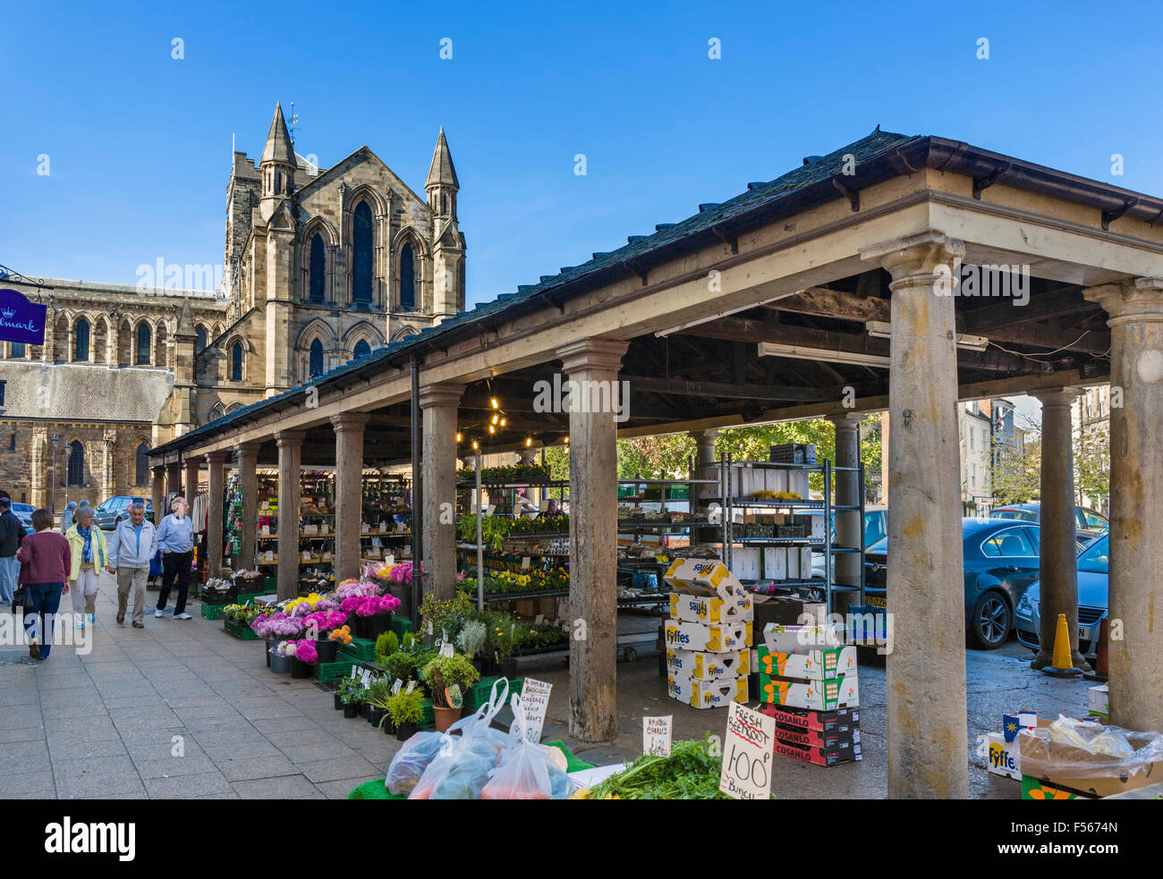 Markt auf dem Marktplatz mit Blick auf die Abtei, Hexham, Northumberland, England, UK Stockfoto