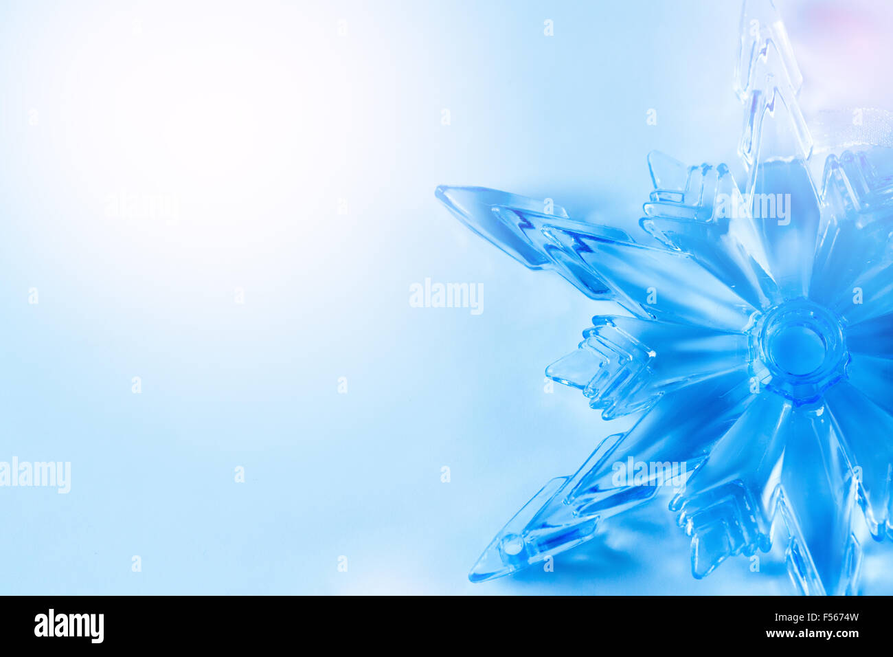 Einfache leichte blaue Weihnachten Hintergrund mit Crystal Snowflake. Platz für Text. Stockfoto