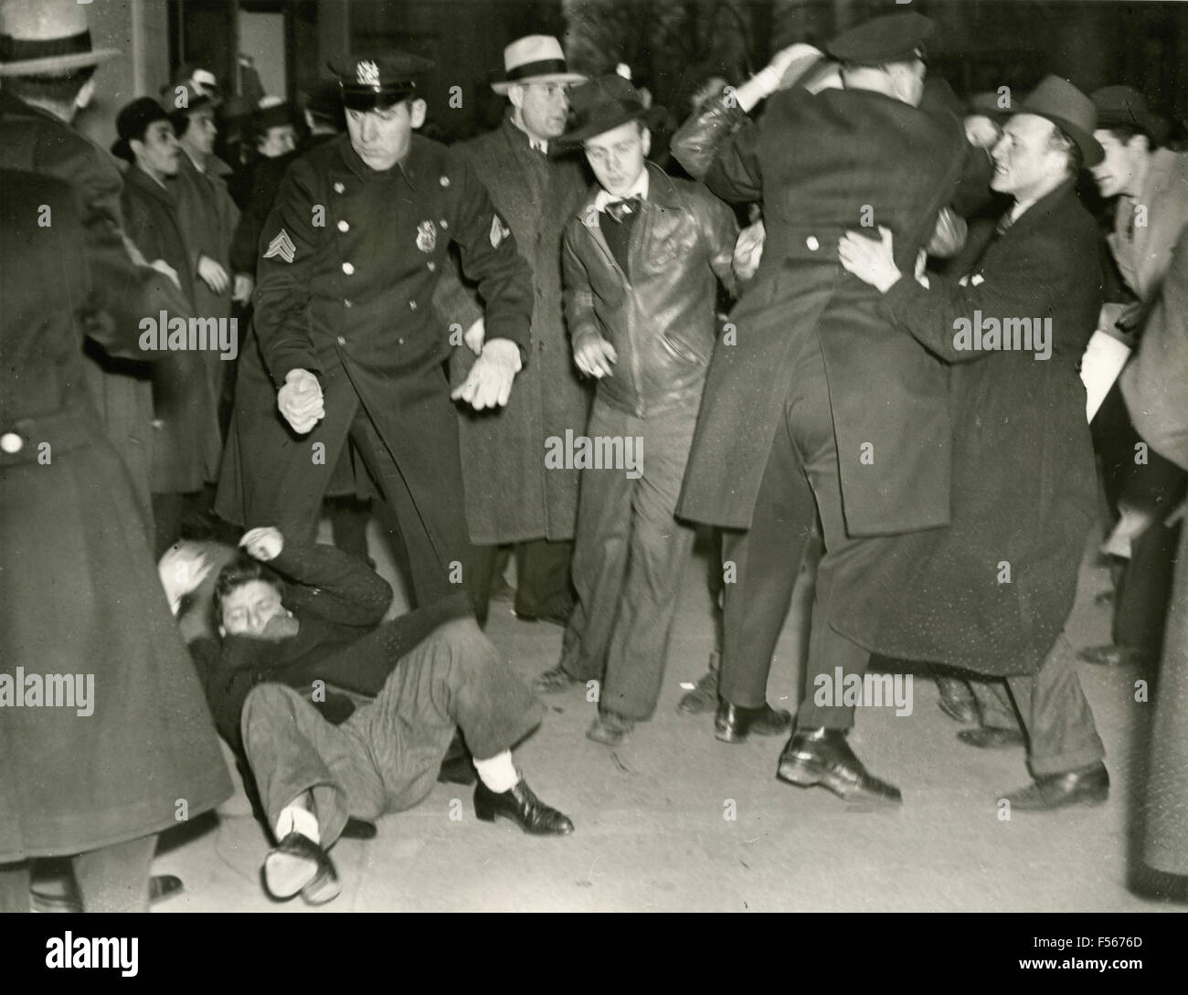 Zusammenstöße zwischen Polizei und Demonstranten beim französischen  Konsulat in Radio City, NY, USA Stockfotografie - Alamy