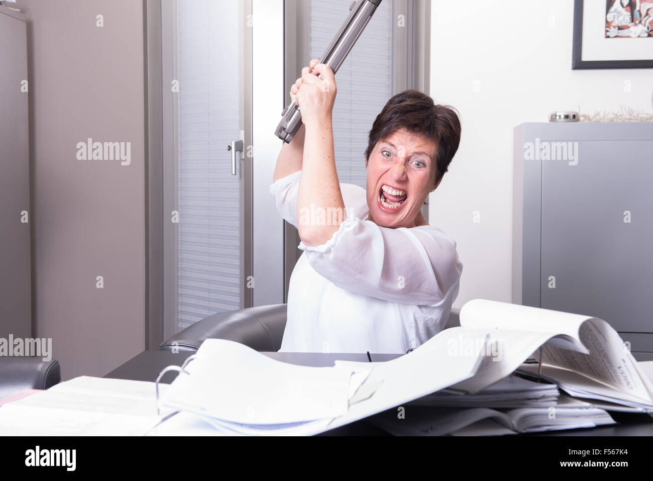Frau ist die Zerstörung ihrer PC - überarbeitet Stockfoto