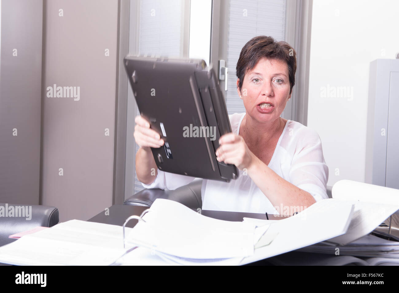 Frau ist die Zerstörung ihrer PC - überarbeitet Stockfoto