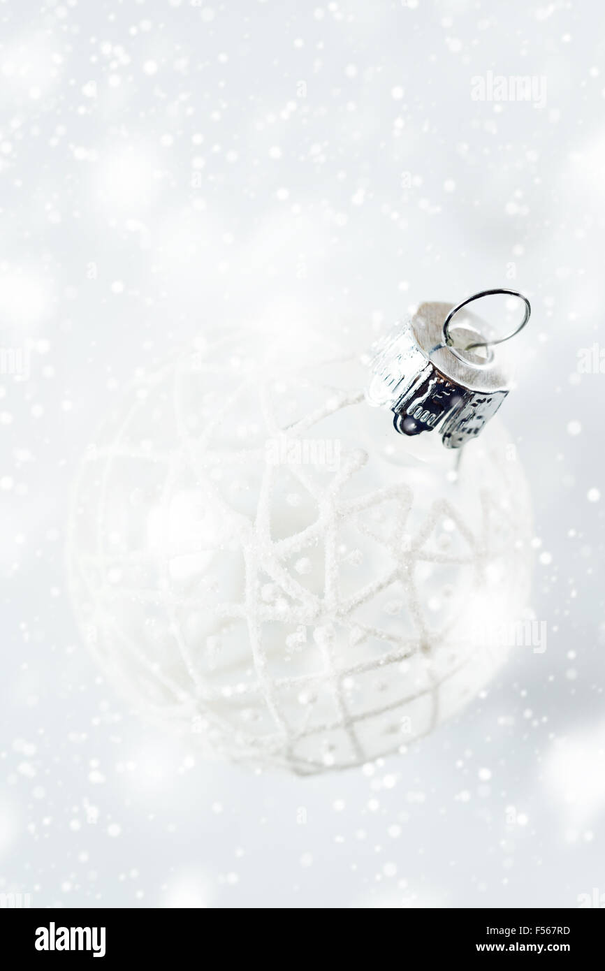 Einfache Weihnachtsdekoration. Weiße Kugel mit verschneiten Ornament auf weißem Hintergrund. Stockfoto