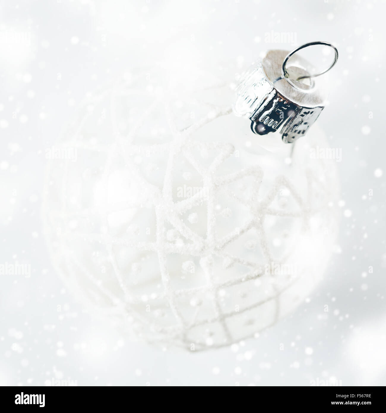 Einfache Weihnachtsdekoration. Weiße Kugel mit verschneiten Ornament auf weißem Hintergrund. Stockfoto