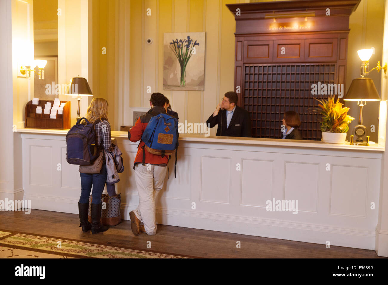 Gäste an der Hotelrezeption, Luxus Mount Washington Hotel Resort, Bretton Woods, New Hampshire, USA Stockfoto