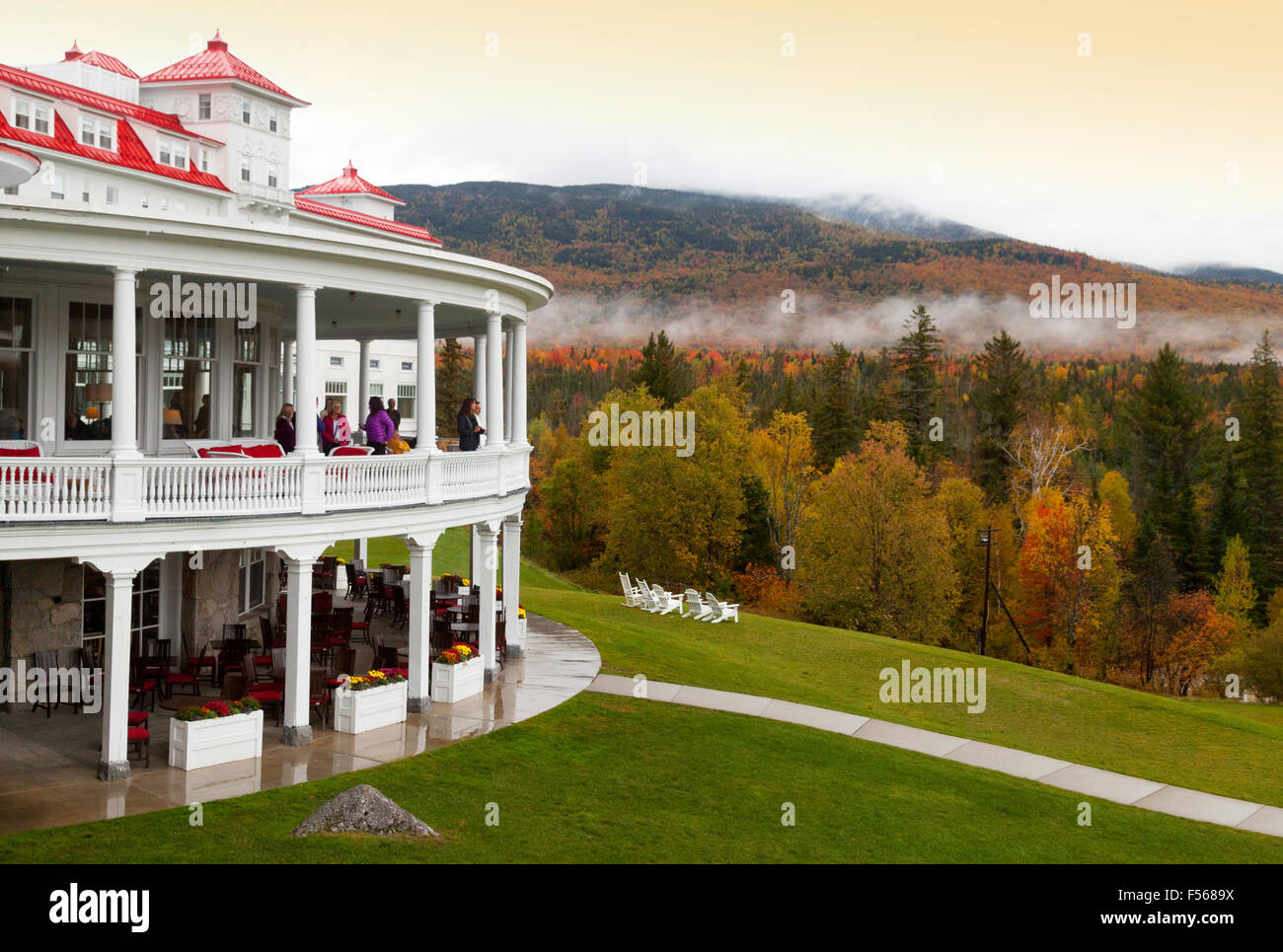 Gäste im luxuriösen Mount Washington Hotel im Herbst; Bretton Woods, New Hampshire, USA Stockfoto