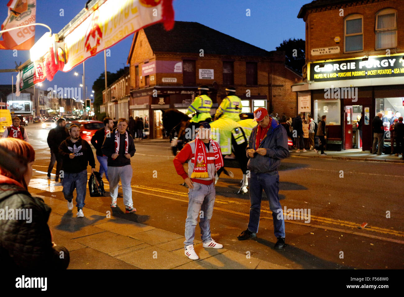 Liverpool-Fans gehen entlang Walton Breck Road auf einen Spieleabend in England UK Stockfoto
