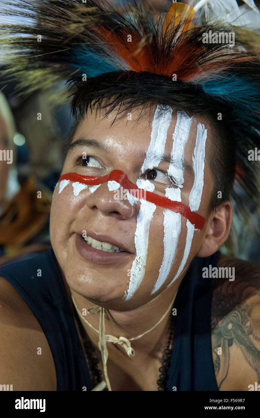 Palmas, Brasilien. 27. Oktober 2015. Eine indianische Teilnehmer aus den USA mit weißen und roten Gesicht malen bereitet sich auf seine nächste Veranstaltung während der internationalen indigenen Spiele in der Stadt von Palmas, Bundesstaat Tocantins, Brasilien. Bildnachweis: Sue Cunningham fotografischen/Alamy Live-Nachrichten Stockfoto