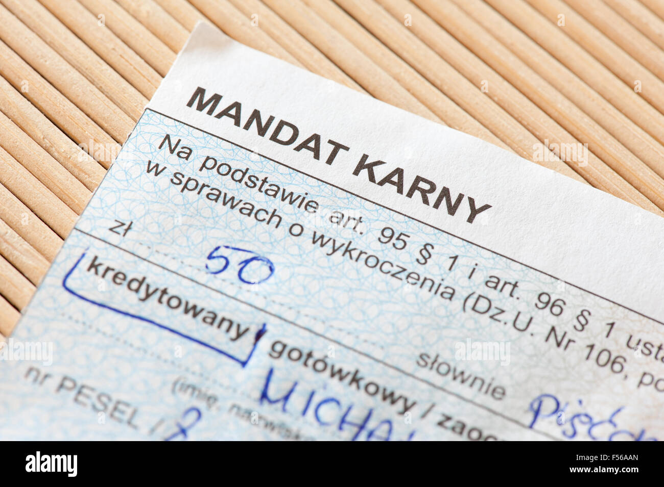 Strafzettel für Vergehen, 50 PLN haben Feinpapier-Dokument bezahlen, polnische Zloty Währung Strafe für die Verletzung... Stockfoto