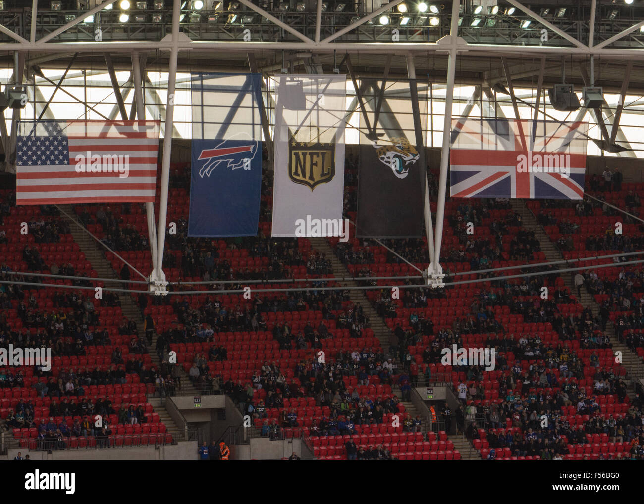 Sammlung von Fahnen auf NFL-Spiel in der Wembley arena Stockfoto