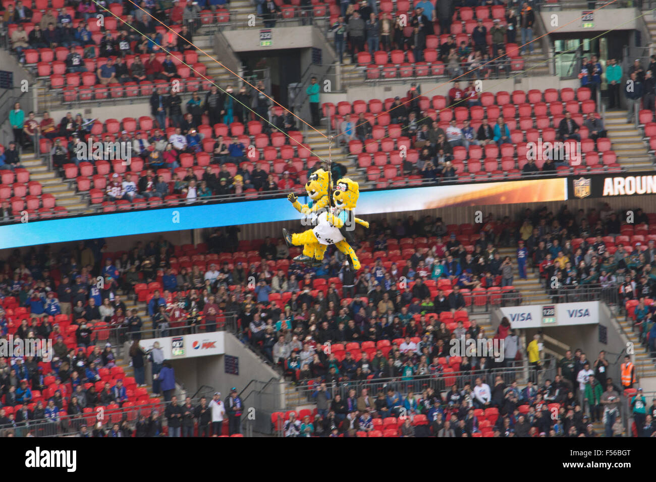 NFL-Maskottchen in Wembley Arena über Zip-line Stockfoto