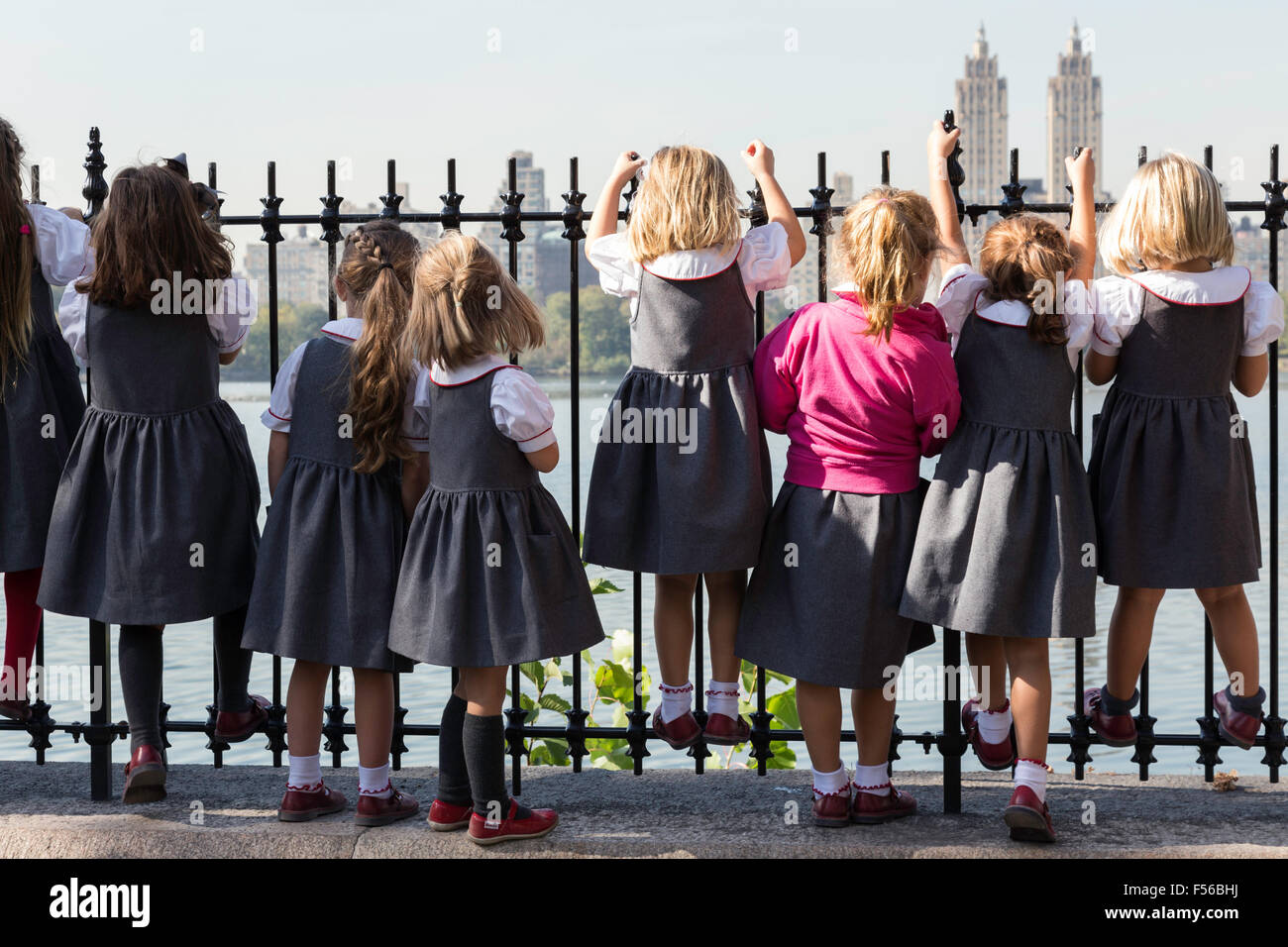 Uniformierte SchülerInnen am Reservoir, Central Park, New York Stockfoto