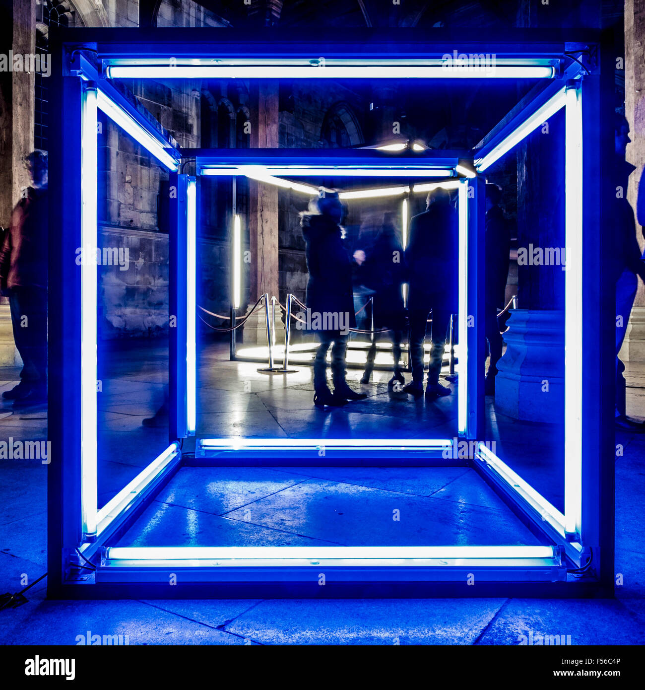 York, UK. 28. Oktober 2015. York-Kunst im öffentlichen Raum-Anzeige beleuchtet. "Funke" durch Dipl. Nachwuchskünstler aus York St John University, an der Guildhall, York. Bildnachweis: Bailey-Cooper Fotografie/Alamy Live-Nachrichten Stockfoto