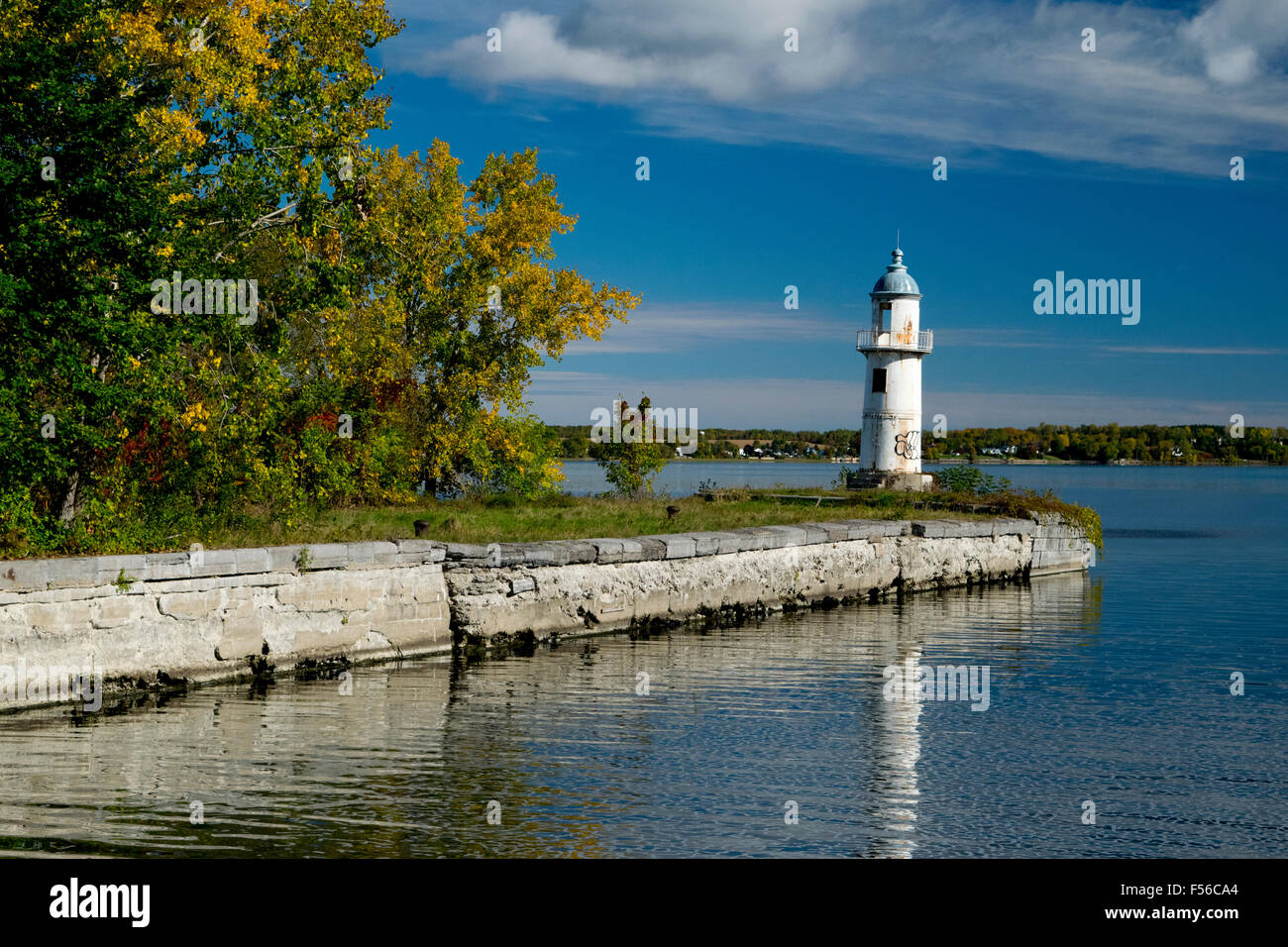 Einen malerischen Blick auf die verlassenen Leuchtturm entlang des Soulange-Kanals, im Herbst. Stockfoto