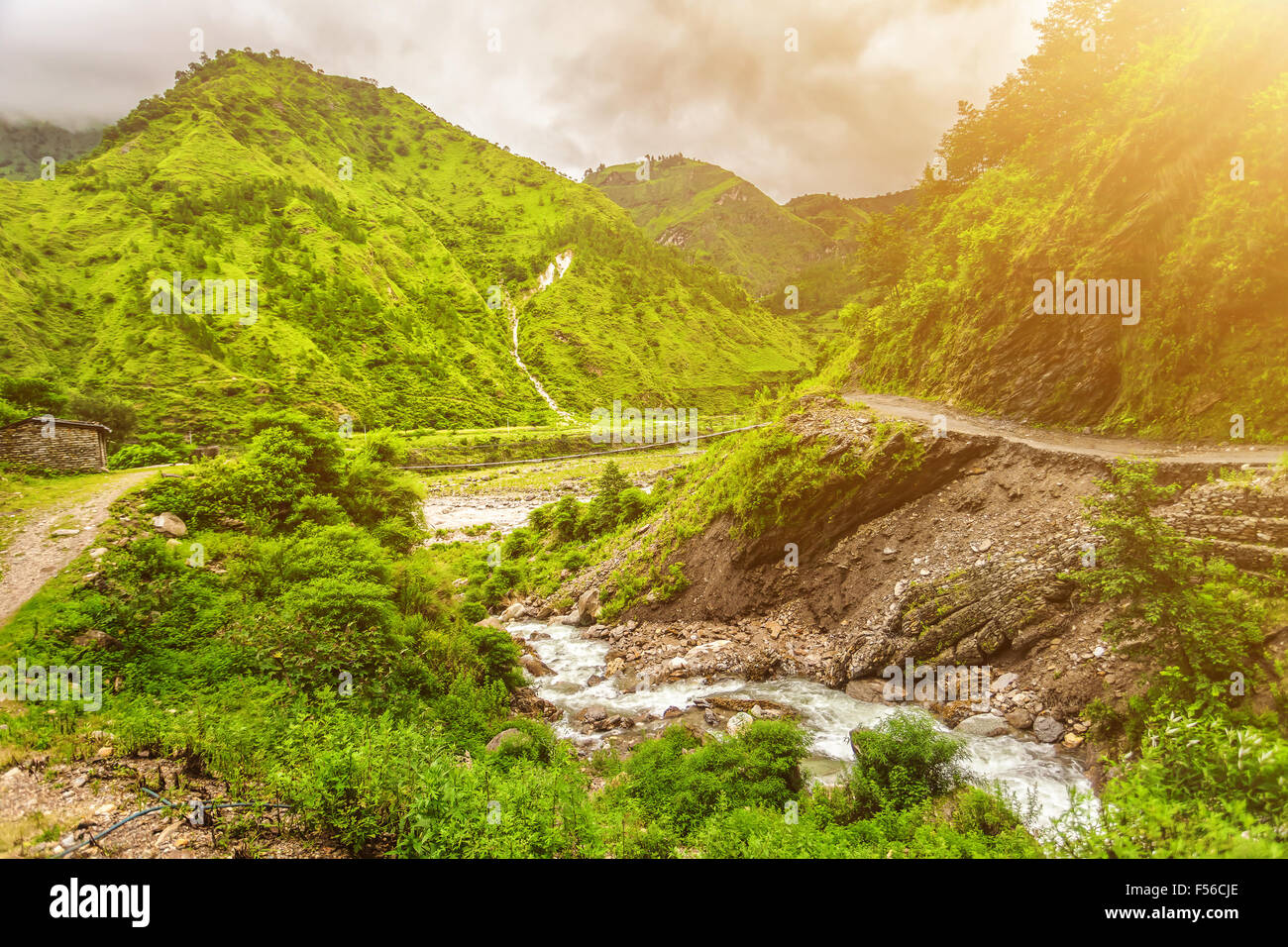 Fluss und die Berge in Nepal Stockfoto