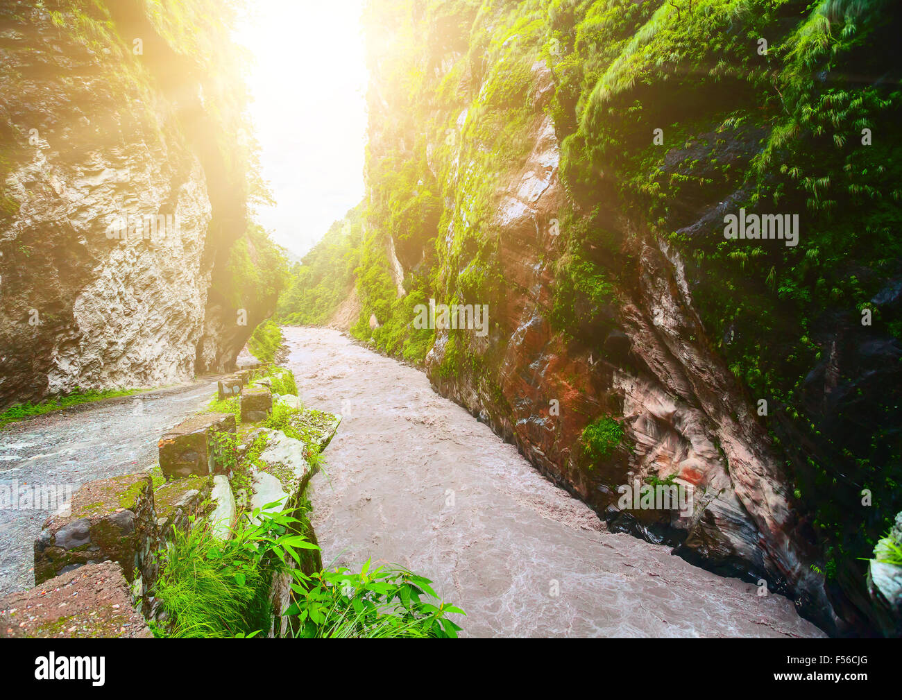 Fluss und Felsen in Nepal Stockfoto