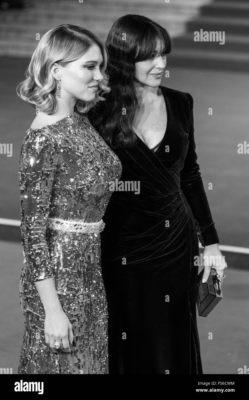 London, UK. 26.10.2015. Bond Girls Lea Seydoux und Monica Bellucci. CTBF Royal Film Performance, Welt-Premiere des neuen James Bond film "Spectre" in der Royal Albert Hall. Stockfoto