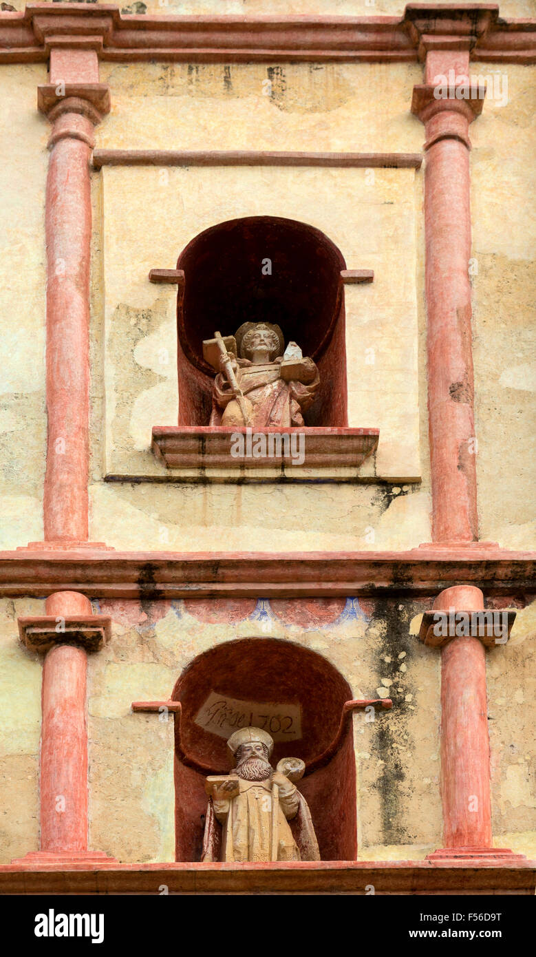 Eine detaillierte Ansicht der Elemente an der Fassade des Tempels und ex-Kloster von San Jeronimo in Tlacochahuaya, Oaxaca, Mexiko. Es Stockfoto