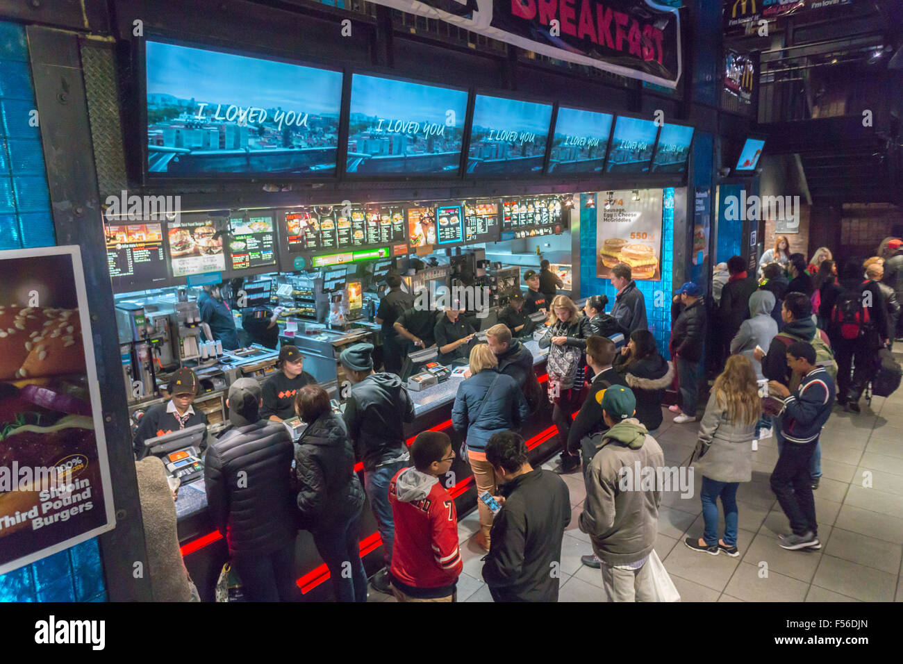 Image Datei: der Zähler des McDonald's Franchise am Samstag, 24. Oktober 2015 in New York.  McDonald's Corp. berichtet same-Store-Umsatz um 0,9 %, angetrieben durch eine schlankere, Menü und ihre lang erwartete alle Tag beim Frühstück getrimmt.   (© Richard B. Levine) Stockfoto