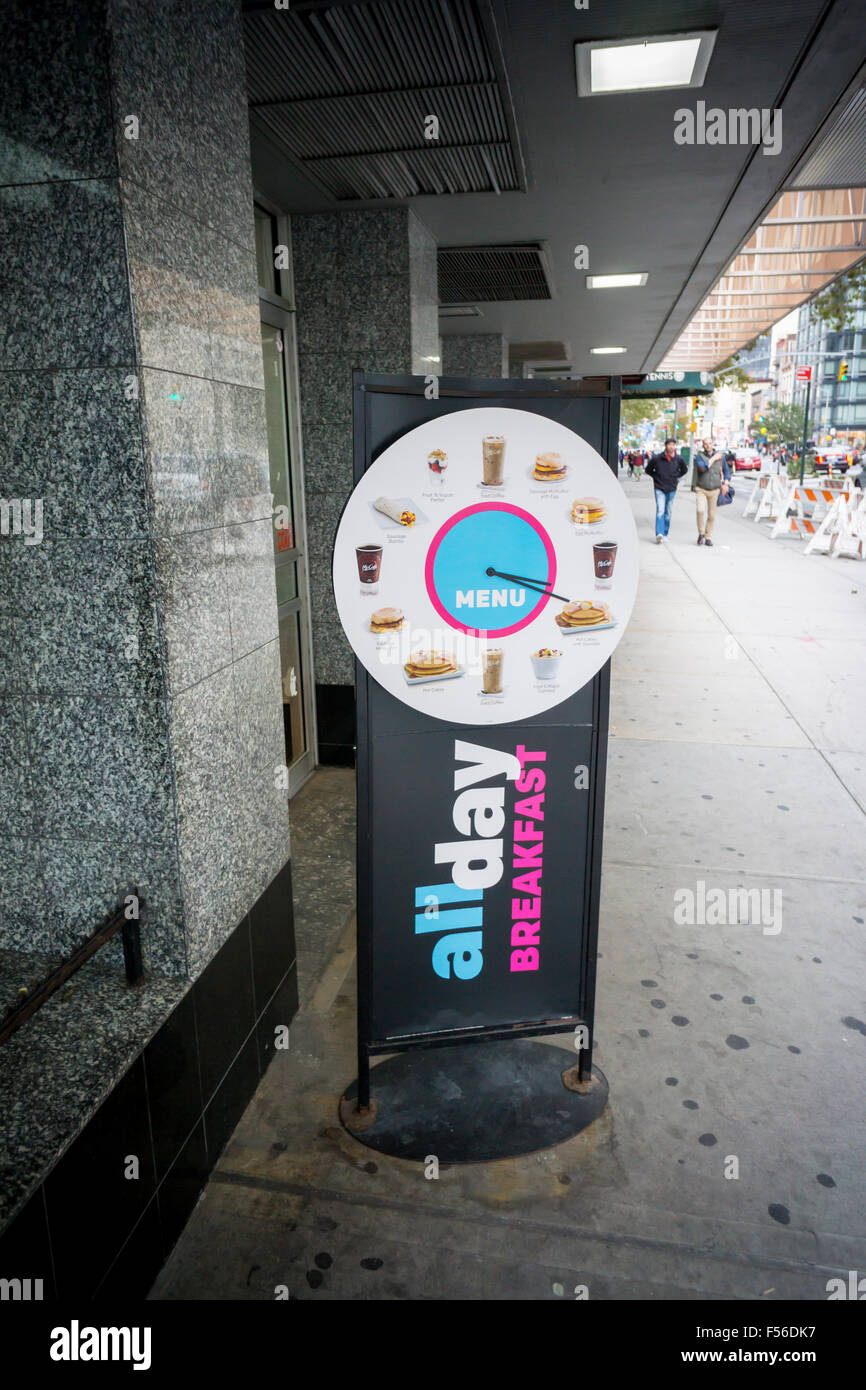Image Datei: McDonald's-Franchise in New York fördert es ist 'Frühstück ganztägig"Förderung auf Samstag, 24. Oktober 2015.  McDonald's Corp. berichtet same-Store-Umsatz um 0,9 %, angetrieben durch eine schlankere, Menü und ihre lang erwartete alle Tag beim Frühstück getrimmt.   (© Richard B. Levine) Stockfoto