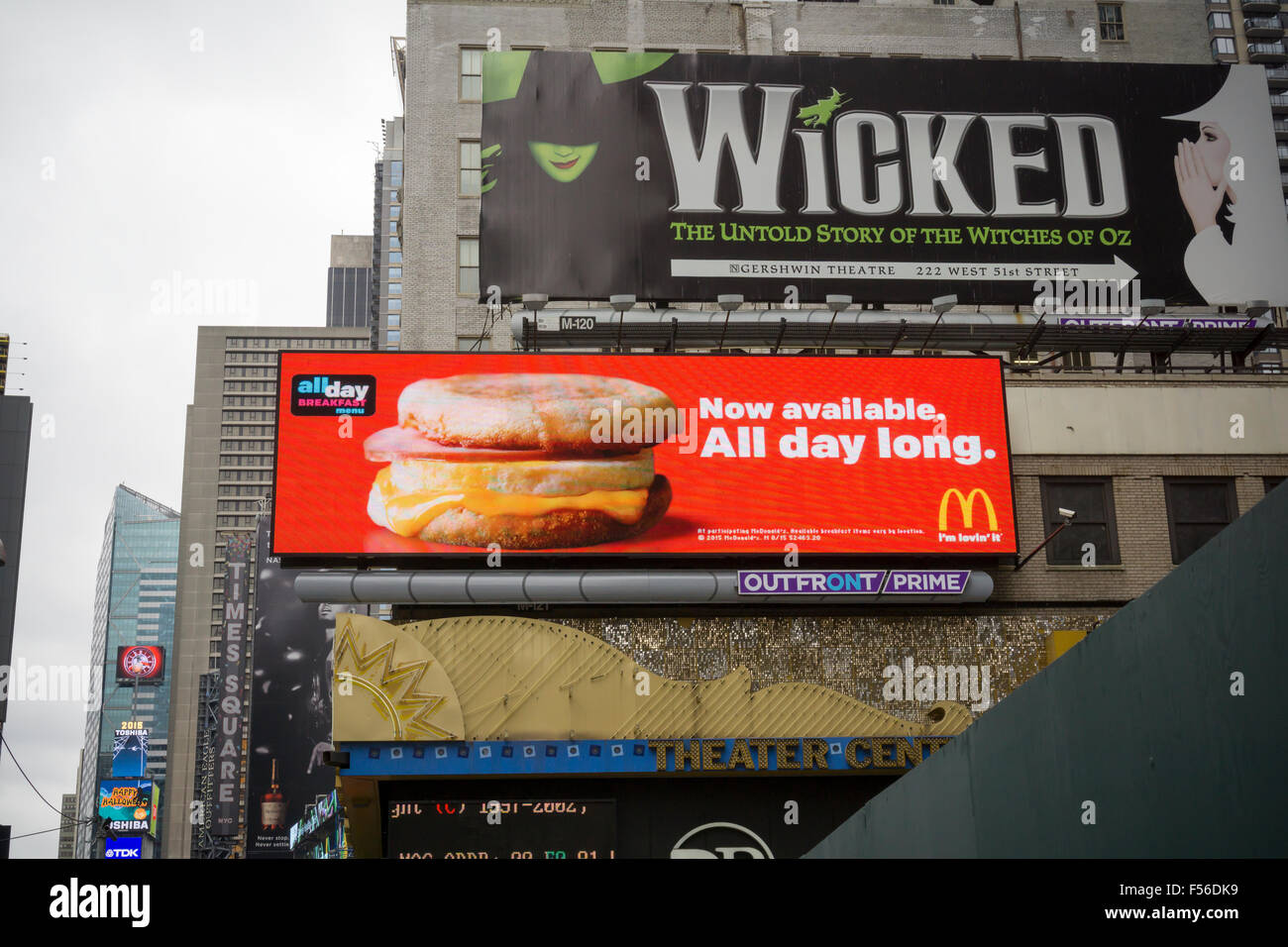 Image Datei: McDonald's-Werbung in New York es ist 'Frühstück ganztägig"auf Samstag, 24. Oktober 2015 zu fördern.  McDonald's Corp. berichtet same-Store-Umsatz um 0,9 %, angetrieben durch eine schlankere, Menü und ihre lang erwartete alle Tag beim Frühstück getrimmt.   (© Richard B. Levine) Stockfoto