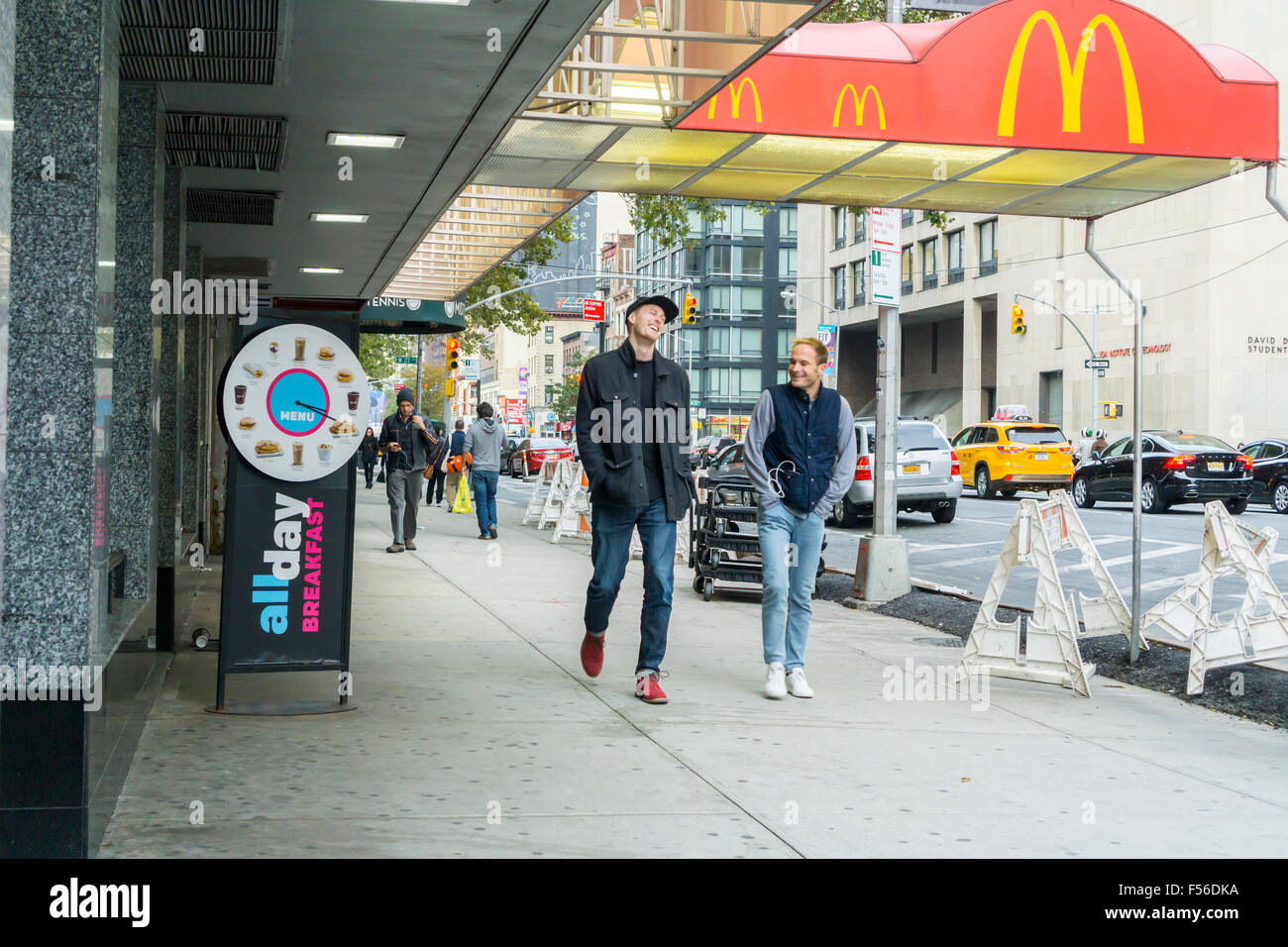 Image Datei: McDonald's-Franchise in New York fördert es ist 'Frühstück ganztägig"Förderung auf Samstag, 24. Oktober 2015.  McDonald's Corp. berichtet same-Store-Umsatz um 0,9 %, angetrieben durch eine schlankere, Menü und ihre lang erwartete alle Tag beim Frühstück getrimmt.   (© Richard B. Levine) Stockfoto
