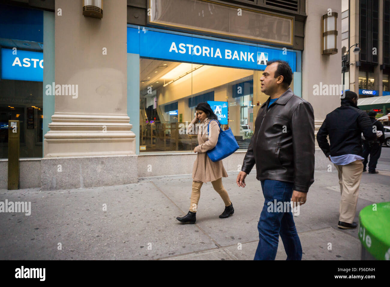 Ein Manhattan Zweig der Astoria Financial Bank am Samstag, 24. Oktober 2015 in New York. Astoria Financial wird berichtet, dass einen Verkauf wegen des Drucks aus Lindenholz Capital Management, aktivistischen Investor zu erkunden.  (© Richard B. Levine) Stockfoto