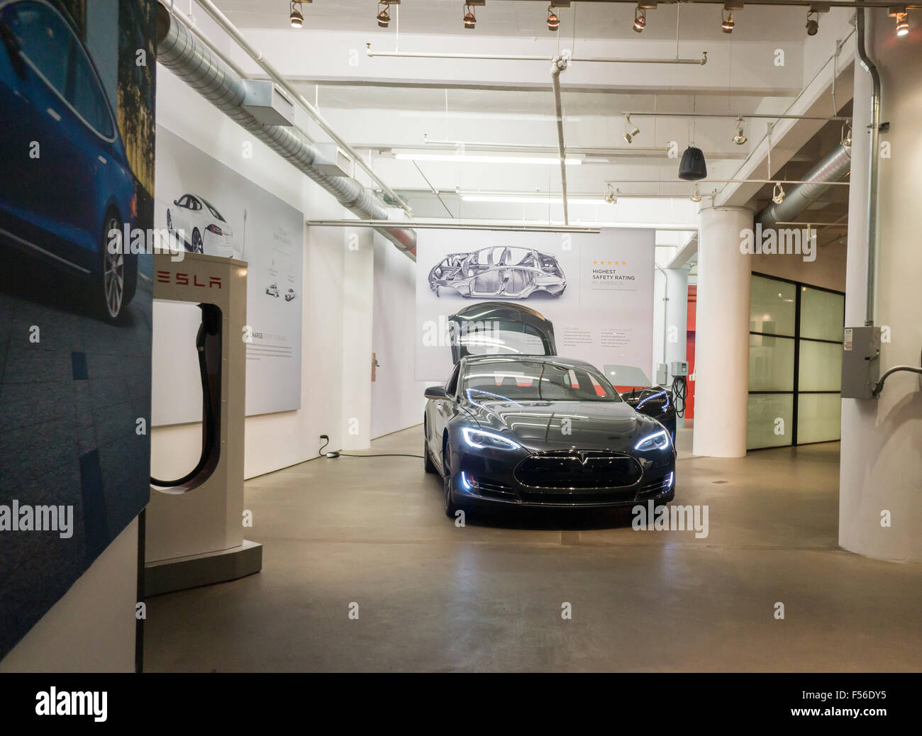 Ein Tesla Model S sitzt alleine in der Tesla-Showroom in New York auf Dienstag, 20. Oktober 2015. Consumer Reports gesunken ihrer Empfehlung von Tesla unter Berufung auf Beschwerden von Besitzern einschließlich Austausch Motoren, defekte Türgriffe und sonstige quietschende Geräusche. (© Richard B. Levine) Stockfoto