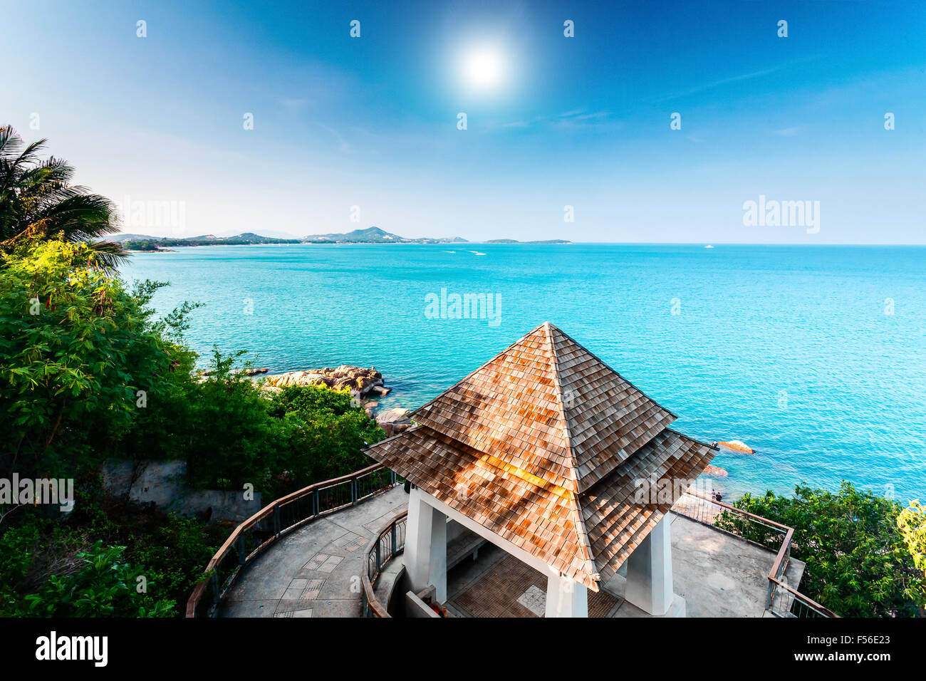 Tropischer Strand und Ferienhaus Stockfoto